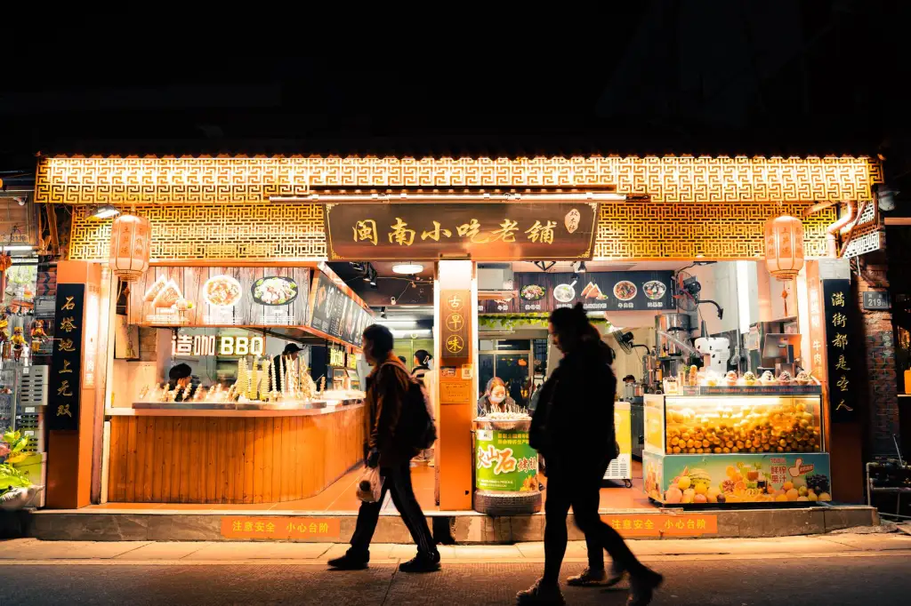建筑节能材料技术对比：聚氨酯板与岩棉板的性能差异